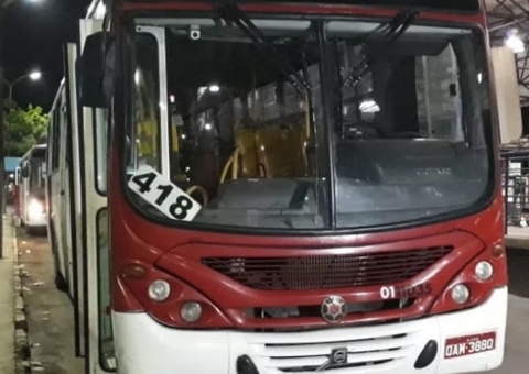 Criminosos tocam o terror em assalto no ônibus 418 e atiram contra polícia em Manaus