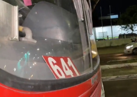 Criminosos atiram durante assalto ao ônibus 641 em Manaus