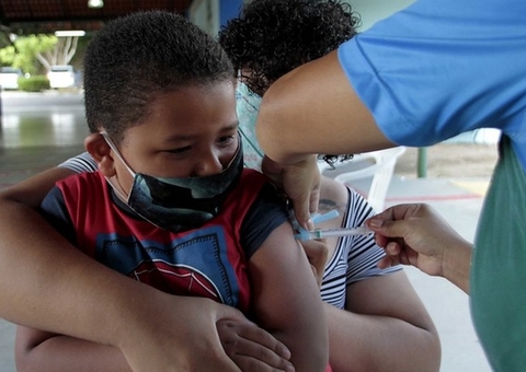 Equipes de saúde recebem treinamento para vacinação contra covid em crianças no Amazonas