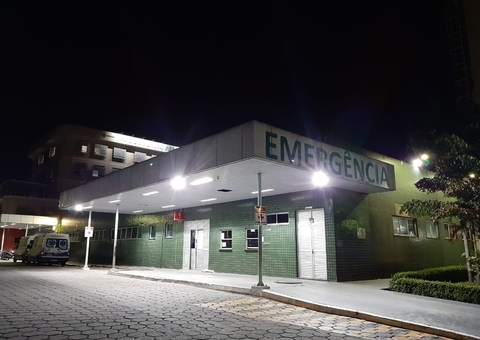 Homem sofre atentado a tiros dentro de carro em Manaus 