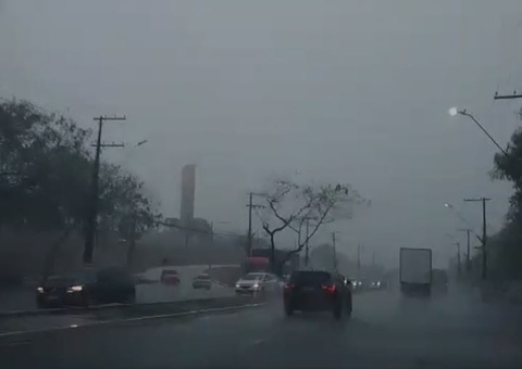 Manaus registra alagamentos, destelhamentos e deslizamentos durante chuva nesta terça-feira