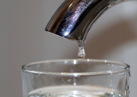 Bairros de Manaus continuam sem água neste sábado e reabastecimento tem novo prazo