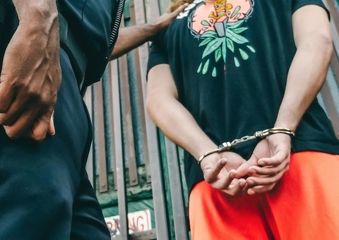 Criminoso invade casa e morde rosto de adolescente ao tentar estuprá-la no Amazonas