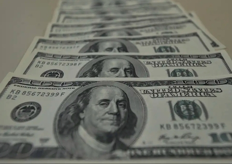Dólar fecha em menor valor desde outubro e Bolsa sobe com 'superquarta' e reforma do IR