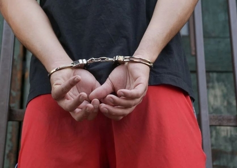 Foragido da Justiça, motociclista cai em vala após tentar fugir da polícia em Manaus