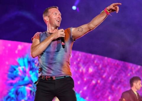 Fãs do Coldplay chegam tarde em show e processam empresa aérea por atraso em voo