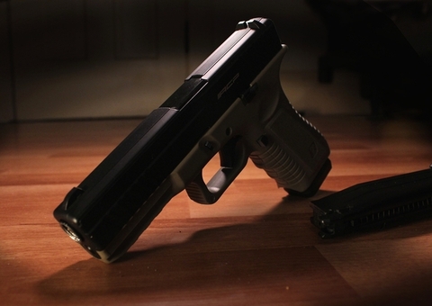 Colecionador de arma atira no filho de 9 anos acidentalmente