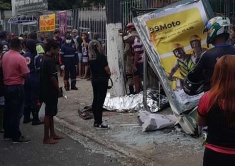 Viúvo de mulher esmagada em ponto de ônibus vai à delegacia e relata tragédia em Manaus