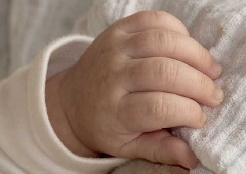 Bebê é internado às pressas após engolir cigarro de maconha da mãe