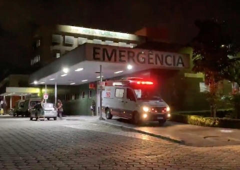 Homem morre após levar facada no peito na frente de casa em Manaus