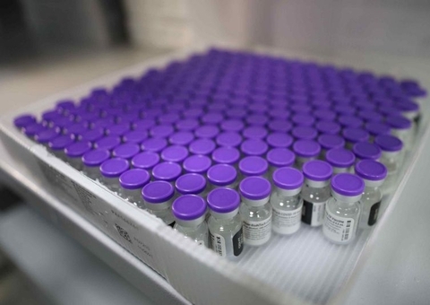 Entenda as diferenças entre vacina da Pfizer para crianças e adultos