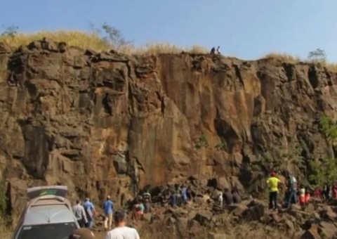 Pai de indígena atirada de penhasco após estupro coletivo é encontrado morto no mesmo local