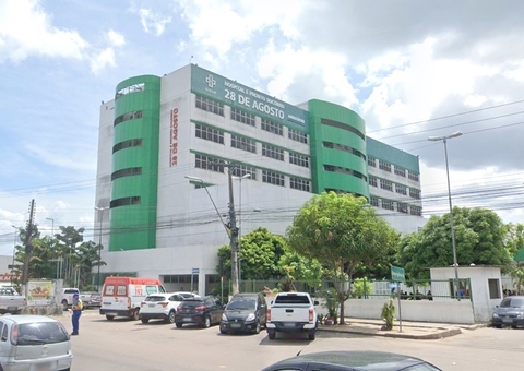 Mulher leva 8 tiros ao ser abordada por carro enquanto caminhava em Manaus