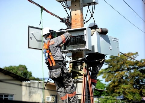 Justiça Federal proíbe multa contra Amazonas Energia por instalação de medidores