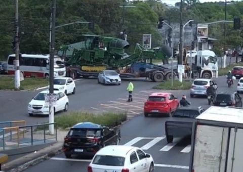 Trecho da Max Teixeira é liberado após caminhão arrancar fios de semáforo em Manaus