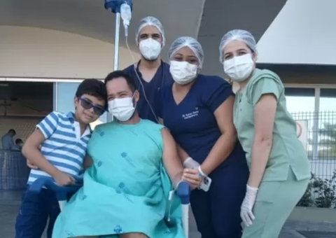 Homem que teve coluna quebrada por aparelho de academia recebe alta de hospital