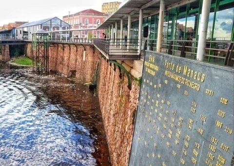 Rio Negro sobe e fica quase 1 metro acima do nível no mesmo dia de 2024