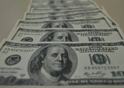 Dólar fecha estável e Bolsa cai com dados de emprego no Brasil e inflação dos EUA