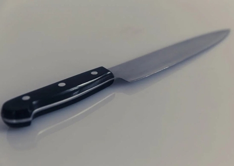 Revoltada ao descobrir traição, mulher dá facadas no marido e sogros