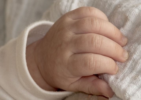 Mãe é presa após tentar matar bebê asfixiado durante 'surto' em Manaus 