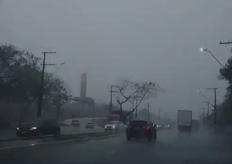 Manaus amanhece sob forte chuva neste feriado de Natal 
