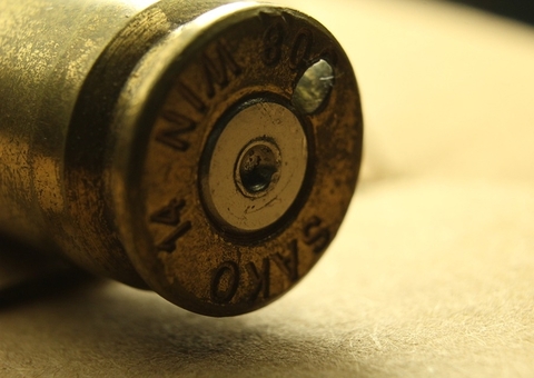 Criança de 5 anos mata prima de 2 ao pegar arma de pai policial