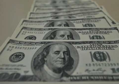 Dólar volta a rondar R$ 6 e Bolsa tem forte queda com guerra comercial entre EUA e China