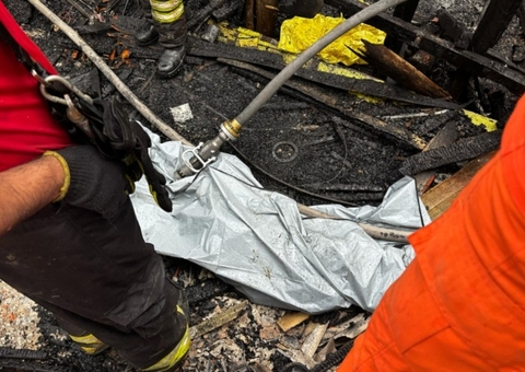 Polícia investiga se incêndio que matou mãe e filho em Manaus foi criminoso