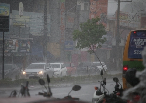 Manaus fica em estado de atenção por chuvas intensas e ventania