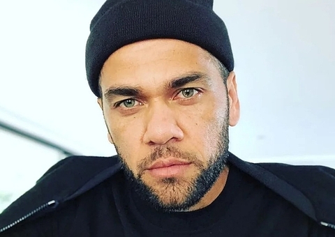Jovem que acusa Daniel Alves dá detalhes sobre estupro: 'ficou batendo no meu rosto'