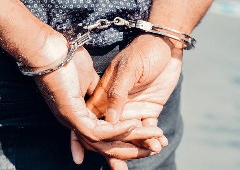 Dupla é presa por exigir dinheiro para não divulgar fotos íntimas de vítimas em Manaus