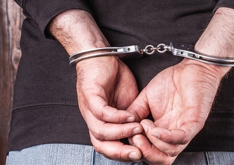 Homem é preso com crack e mais de R$ 1 mil no Centro