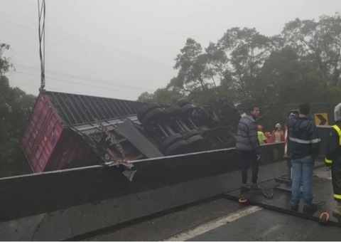 Motorista e dono de carreta são indiciados após acidente que matou time de remo