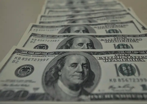 Dólar cai abaixo de R$ 5,70 e Bolsa dispara 2,12% em reação a Copom e com acordo entre EUA e Reino Unido