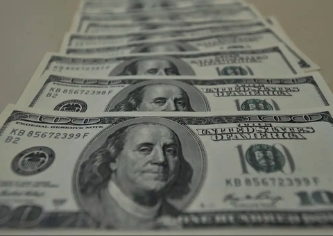 Dólar cai para R$ 5,56, menor valor em 8 meses; Bolsa fica estável
