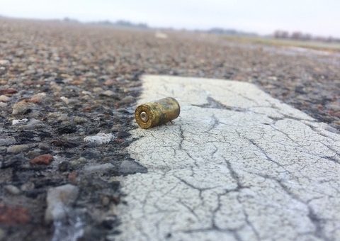 Trocas de tiros matam dois idosos e deixam adolescente baleada no RJ