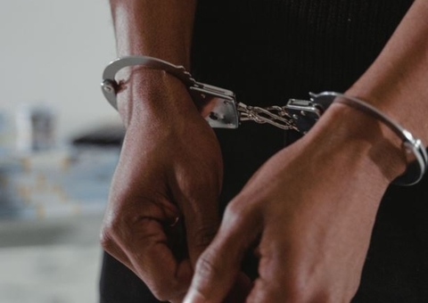 Filho é preso por roubar dinheiro da mãe e ameaçá-la com arma no Amazonas