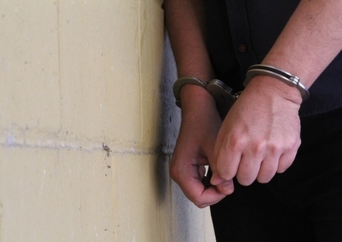 Homem espanca ex na frente do filho após assediá-la em aniversário em Manaus