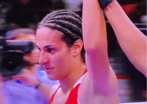Boxeadora argelina Imane Khelif vai à final Olímpica