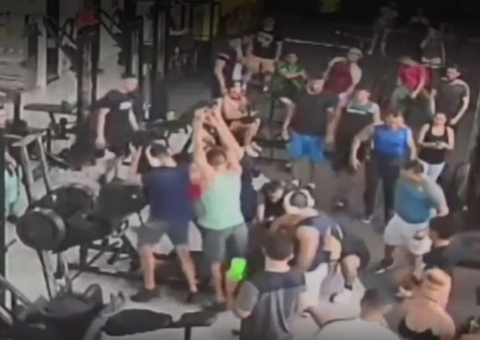Homem atingido por aparelho de 150kg em academia volta a sentir as pernas