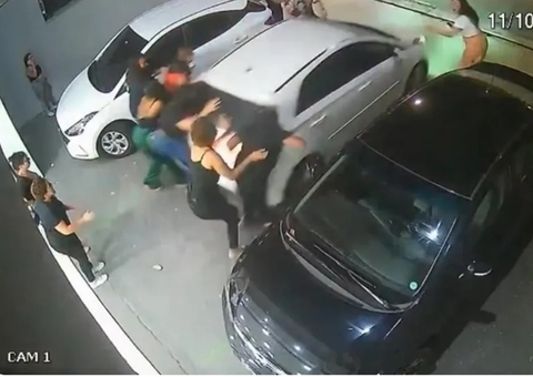 Mulher que atropelou grupo durante briga por vaga de estacionamento vira ré