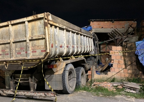 Após mais de 15 horas, caçamba que invadiu casa continua no local em Manaus