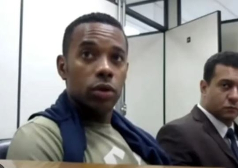 Robinho conserta TV na prisão e participa de Clube do Livro, diz jornal