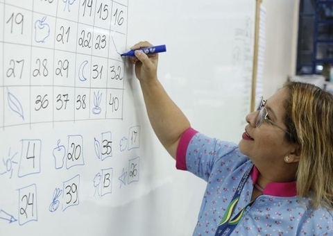 Prefeito anuncia aumento de salário e pagamento do Fundeb a professores no Amazonas