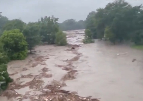 Enchentes no Texas: Número de mortes sobe para 104 e buscas continuam