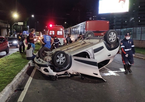 Vídeo mostra carro capotando após ser arrastado por carreta em Manaus