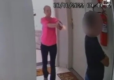 Mulher que atirou nas costas de namorado durante discussão se entrega à polícia