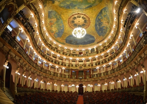 Espetáculo 'Emoções' homenageia Roberto Carlos no Teatro Amazonas