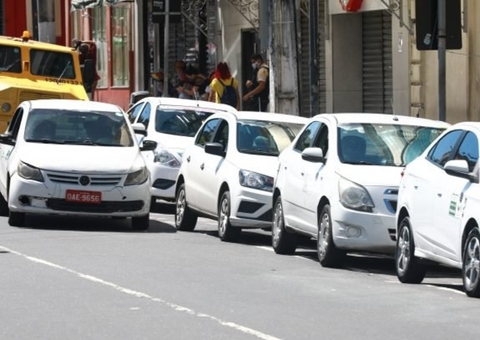 Auxílios para caminhoneiros e taxistas podem ser pagos em agosto