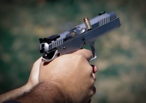 Homem é baleado e outros 4 são presos após assalto a micro-ônibus em Manaus